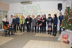 Pevci in Miklavž obiskali stanovalce 6